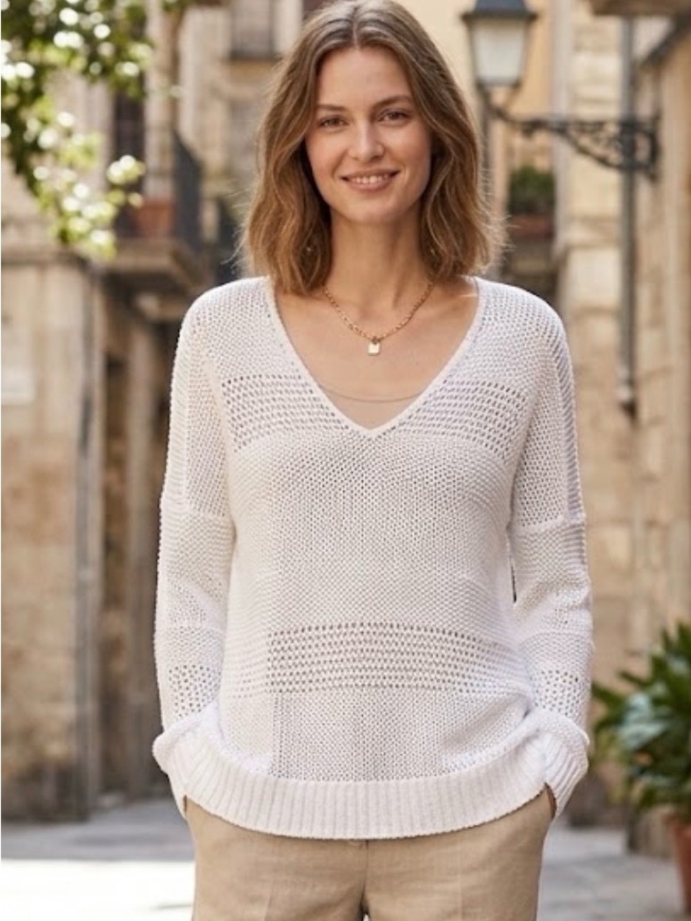 Vince Lightweight V-Neck Open Knit Sweater in White - Sz c-small